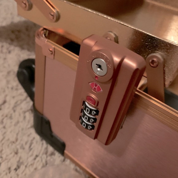 COPY - Large rolling makeup train studio. Has Bluetooth speakers dimmable light… - Picture 15 of 15